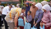 Didampingi Kepala Dinas Pendidikan dan Kebudayaan (Dikbud) Merangin, Dr. Misrinadi, S.Pd., M.M., Bupati menyerahkan secara simbolis bantuan perlengkapan sekolah gratis di SMP Negeri 02 Merangin, Rabu (11/02/2026).