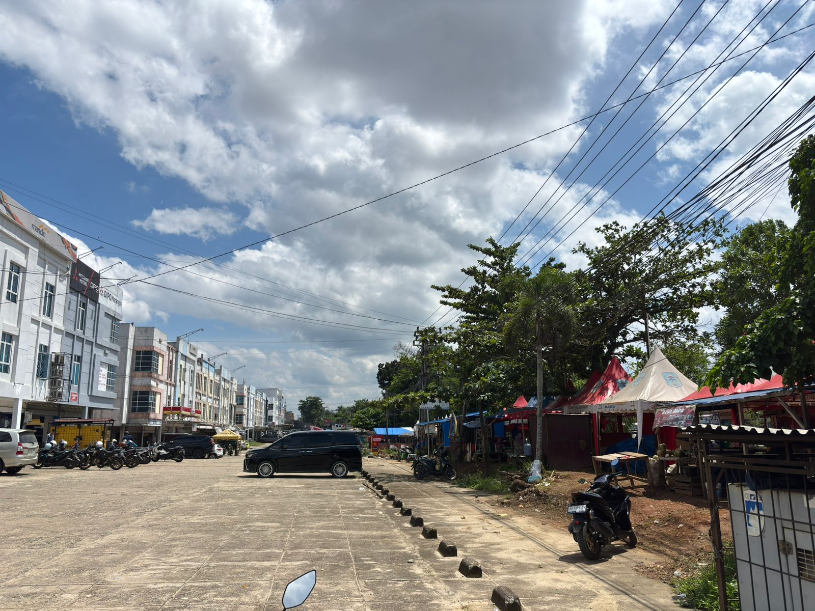 Pengadaan peralatan penataan Pedagang Kaki Lima (PKL) Tahun 2025 di Kabupaten Merangin menuai sorotan. Kegiatan yang menelan Anggaran Pendapatan dan Belanja Daerah (APBD) Perubahan 2025 sebesar Rp1.016.240.000 itu dinilai belum sepenuhnya terealisasi di lapangan.