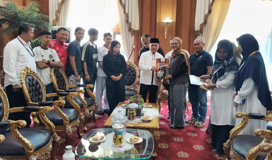 Tunaikan Janji, Gubernur Al Haris Umrohkan Orang Tua Peraih Emas PON Aceh–Sumut