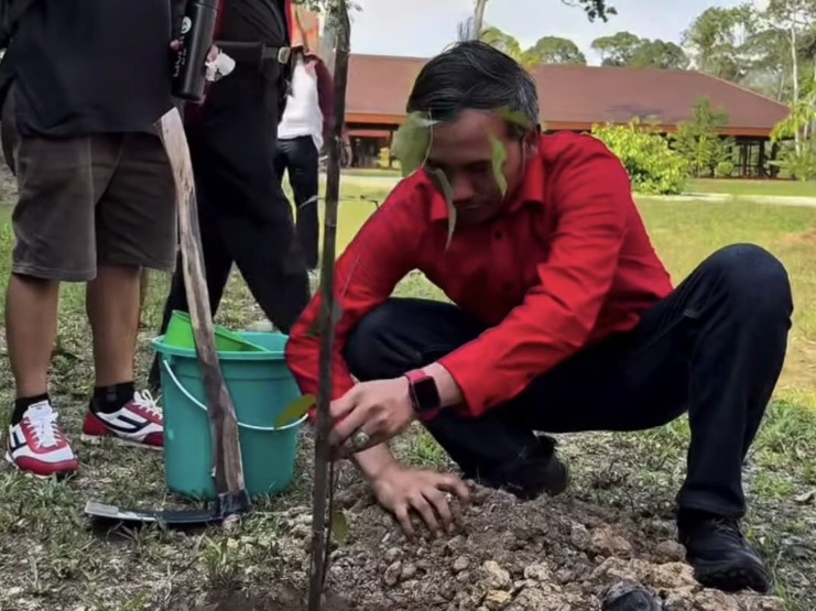 Cakap Ketua Edi: Menanam Pohon di HUT ke-79 Megawati, Merawat Alam dan Sejarah Jambi Sekaligus