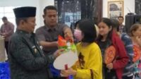 Wali Kota Jambi Maulana Distribusikan 400 Paket Sembako Sambut Imlek, Dorong Kerukunan dan Kendalikan Inflasi Wali Kota Jambi Maulana Distribusikan 400 Paket Sembako Sambut Imlek, Dorong Kerukunan dan Kendalikan Inflasi
