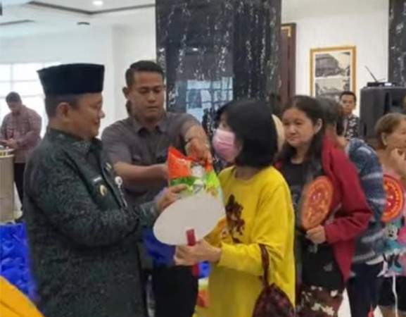 Wali Kota Jambi Maulana Distribusikan 400 Paket Sembako Sambut Imlek, Dorong Kerukunan dan Kendalikan Inflasi