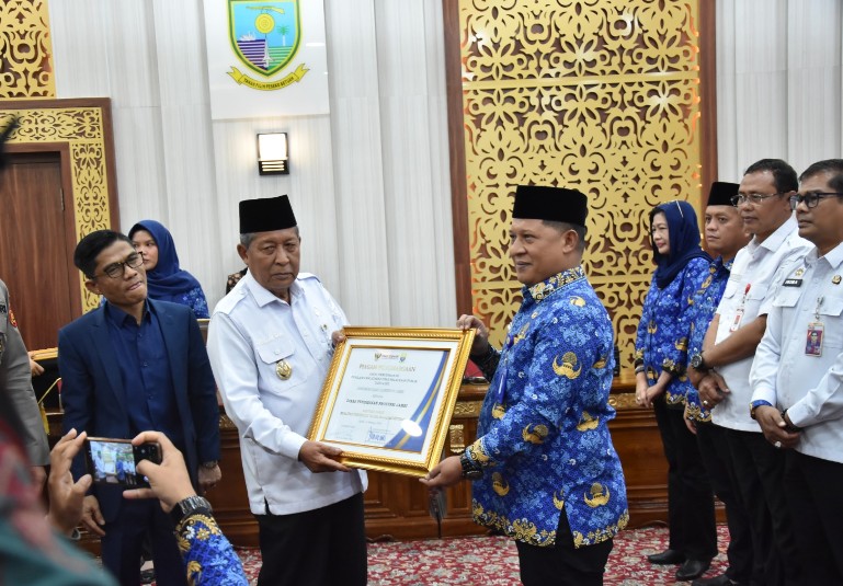 Dinas Pendidikan Provinsi Jambi Terima Penghargaan Ombudsman RI Dinas Pendidikan Provinsi Jambi Terima Penghargaan Ombudsman RI