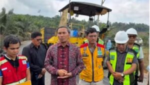 Edi Purwanto Cek Jalan Taman Dewa-Simpang Guruh Baru: Tekankan Kualitas dan Pengawasan Ketat