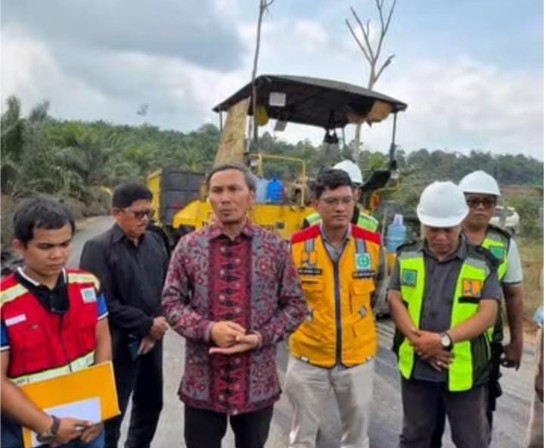 Edi Purwanto Cek Jalan Taman Dewa-Simpang Guruh Baru: Tekankan Kualitas dan Pengawasan Ketat