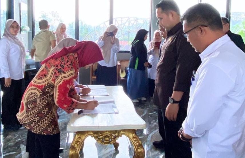 Rabu (28/1/2026) siang, parkiran Rumah Dinas Bupati Merangin dipadati jejeran kendaraan para pimpinan perbankan se-Kabupaten Merangin. Rabu (28/1/2026) siang, parkiran Rumah Dinas Bupati Merangin dipadati jejeran kendaraan para pimpinan perbankan se-Kabupaten Merangin.