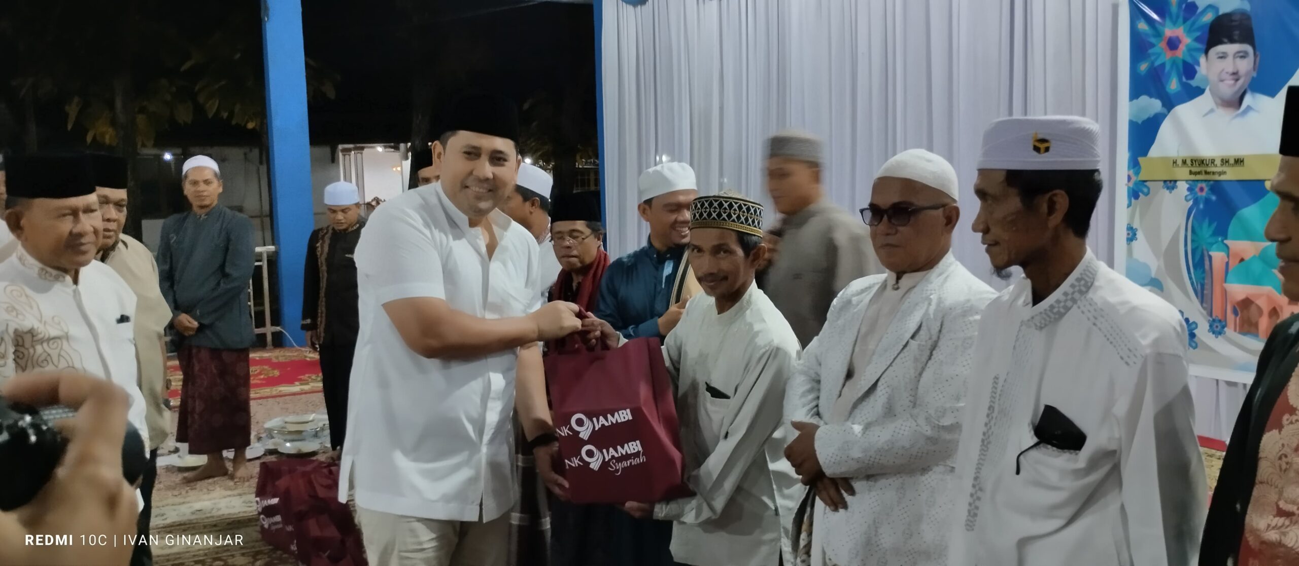 Bupati Merangin, M. Syukur, menegaskan bahwa visi "Merangin Baru" tidak hanya soal pembangunan fisik, tetapi juga revolusi mental masyarakat. Hal ini disampaikannya saat menggelar Buka Puasa Bersama (Bukber) dengan para Imam Masjid di Pendopo Rumah Dinas Bupati, Selasa (3/3/2026).