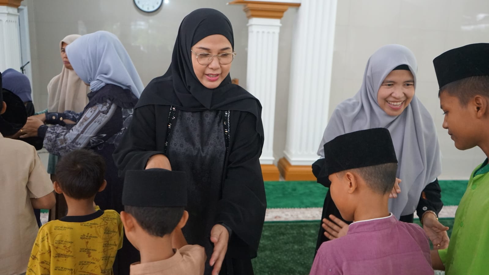 Memanfaatkan momentum hari Jum’at yang penuh berkah, Lavita Syukur, istri Bupati Merangin M. Syukur, menggelar aksi sosial berskala besar. Tak tanggung-tanggung, ia menggandeng empat organisasi sekaligus untuk menyambangi pondok pesantren dan panti asuhan, Jum'at (6/3/2026).