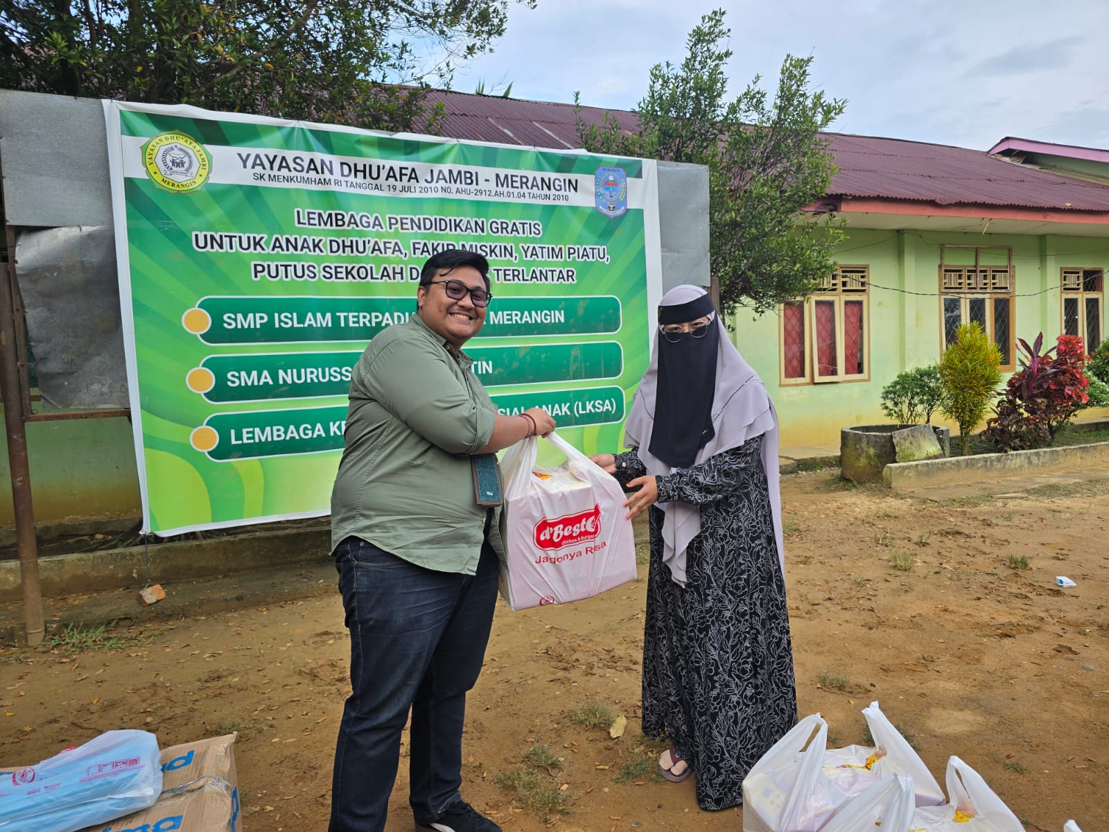 Penyerahan paket dilakukan secara simbolis oleh Branch Head FIFGROUP Cabang Bangko, Andy Lawrence, kepada perwakilan pengurus yayasan, Ustadzah Fitri Azizah.