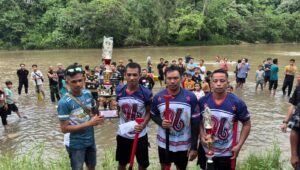 Gemuruh sorak sorai warga pecah di sepanjang tepian Sungai Batang Merangin, Minggu (29/3/2026). Ratusan masyarakat memadati lokasi untuk menyaksikan Lomba Biduk Tradisional yang digelar Persatuan Keluarga Besar Polri Desa Kungkai (PKBDK).