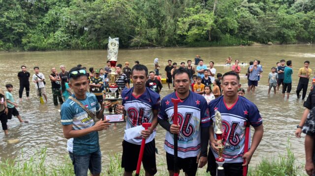 Gemuruh sorak sorai warga pecah di sepanjang tepian Sungai Batang Merangin, Minggu (29/3/2026). Ratusan masyarakat memadati lokasi untuk menyaksikan Lomba Biduk Tradisional yang digelar Persatuan Keluarga Besar Polri Desa Kungkai (PKBDK).