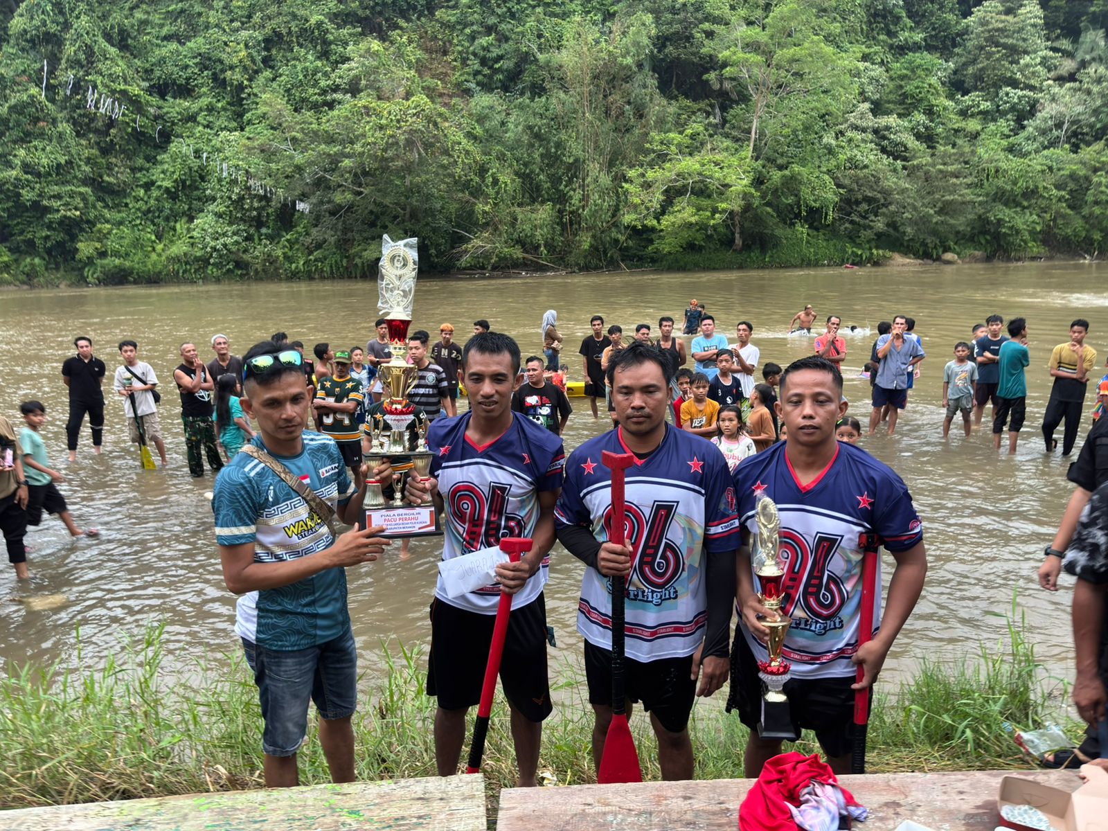 Gemuruh sorak sorai warga pecah di sepanjang tepian Sungai Batang Merangin, Minggu (29/3/2026). Ratusan masyarakat memadati lokasi untuk menyaksikan Lomba Biduk Tradisional yang digelar Persatuan Keluarga Besar Polri Desa Kungkai (PKBDK).
