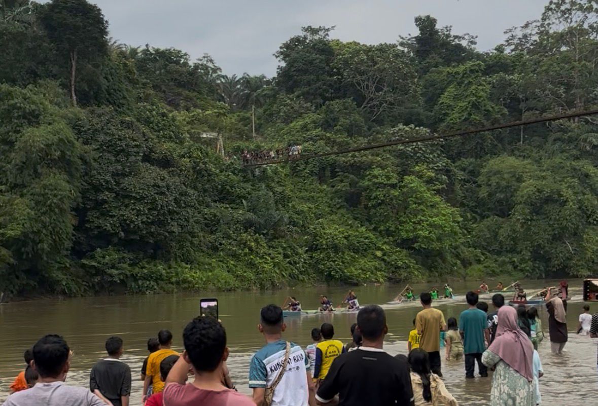 Moment saat babak final pacu perahu berlangsung. 