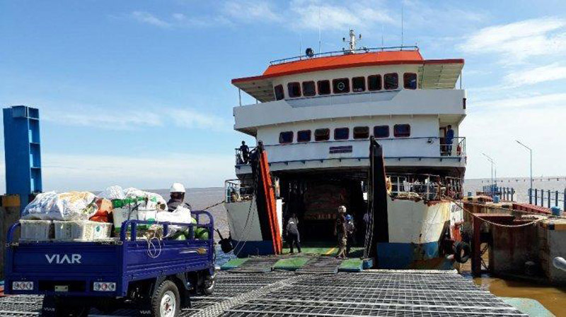 Kapal Roro di Pelabuhan Penyeberangan Kuala Tungkal-Dabo-Batam. roro kuala tungkakl tutup corona