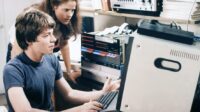 Kesan Nonton Film WarGames (1983) – Thriller Hacker Klasik yang Prediksi Bahaya AI dan Perang Nuklir Kesan Nonton Film WarGames (1983) – Thriller Hacker Klasik yang Prediksi Bahaya AI dan Perang Nuklir