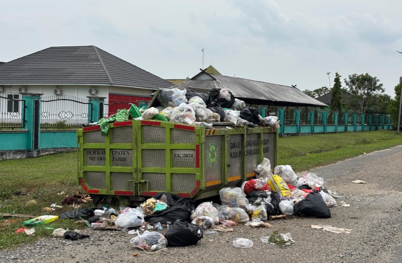 Sampah Menggunung di Jantung Perkantoran Pemkab Muaro Jambi Sampah Menggunung di Jantung Perkantoran Pemkab Muaro Jambi
