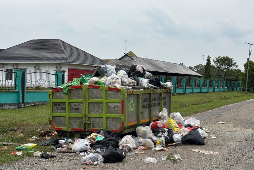 Sampah Menggunung di Jantung Perkantoran Muaro Jambi, Dewan Semprot Kadis DLH: Low Respons dan Tidak Ada Inisiatif