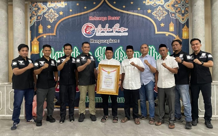 Plt Kadisdik Provinsi Jambi Terima Penghargaan dari Densus 88 Plt Kadisdik Provinsi Jambi Terima Penghargaan dari Densus 88