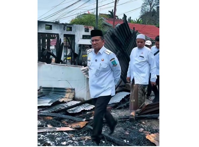 Maulana Turun Langsung ke Lokasi Kebakaran di Solok Sipin, Pastikan 7 KK Korban Dapat Bantuan Darurat