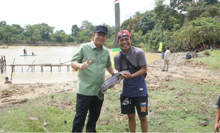 Bupati BBS Buka Tradisi Bekarang di Danau Gatal