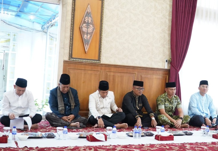 Safari Ramadhan di Tanjab Timur, Wagub Sani Serahkan Bantuan Stunting, CSR Hingga BAZNAS