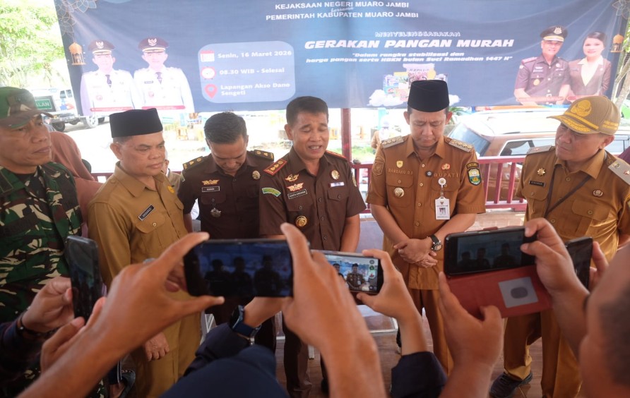 Kejari Muaro Jambi Gelar Gerakan Pangan Murah, Bantu Warga Dapatkan Sembako Terjangkau Kejari Muaro Jambi Gelar Gerakan Pangan Murah, Bantu Warga Dapatkan Sembako Terjangkau