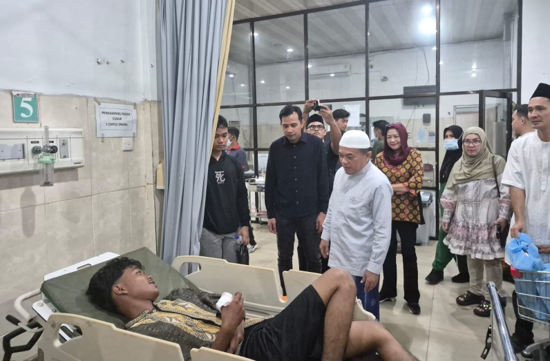 Lebaran Penuh Empati, Gubernur Al Haris Bawa Tali Asih dan Pastikan Layanan RS Tetap Prima Lebaran Penuh Empati, Gubernur Al Haris Bawa Tali Asih dan Pastikan Layanan RS Tetap Prima