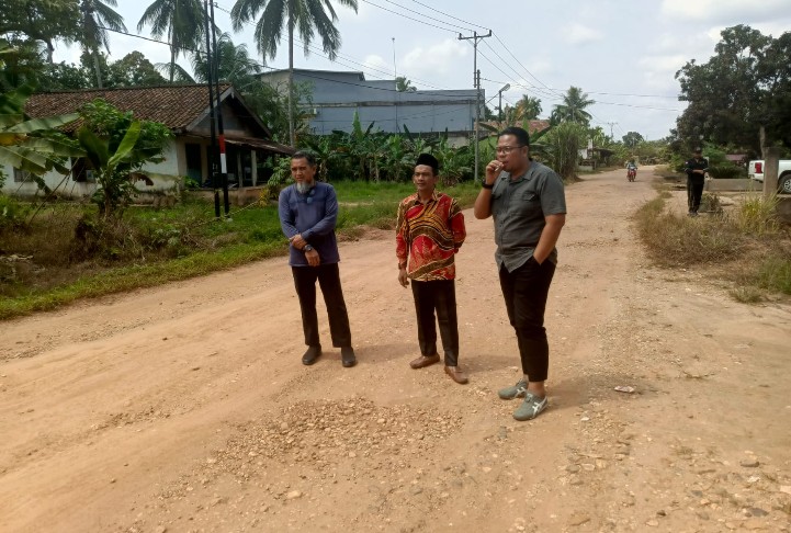Kadis PUPR Muaro Jambi Janjikan Perbaikan Jalan di Talang Belido Secara Bertahap