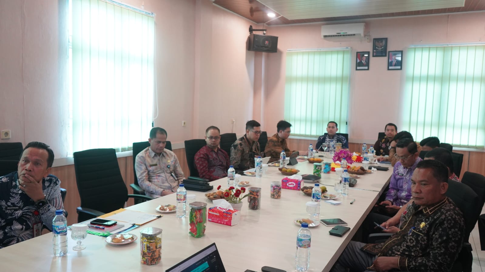 Bertempat di Aula Kantor BPKAD Merangin, Bupati Syukur didampingi Sekda Merangin Zulhifni serta para kepala Organisasi Perangkat Daerah (OPD). Hadir pula di lokasi, Ketua Tim BPK Merangin, Yohanes Harry Kusmono Agung Christyanto, guna menandai dimulainya proses audit.