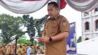 Di bawah rintik gerimis yang membasahi halaman Kantor Bupati, Pemerintah Kabupaten (Pemkab) Merangin tetap kokoh menggelar Apel Kedisiplinan sekaligus Halal Bihalal, Senin (06/04/2026). Di bawah rintik gerimis yang membasahi halaman Kantor Bupati, Pemerintah Kabupaten (Pemkab) Merangin tetap kokoh menggelar Apel Kedisiplinan sekaligus Halal Bihalal, Senin (06/04/2026).