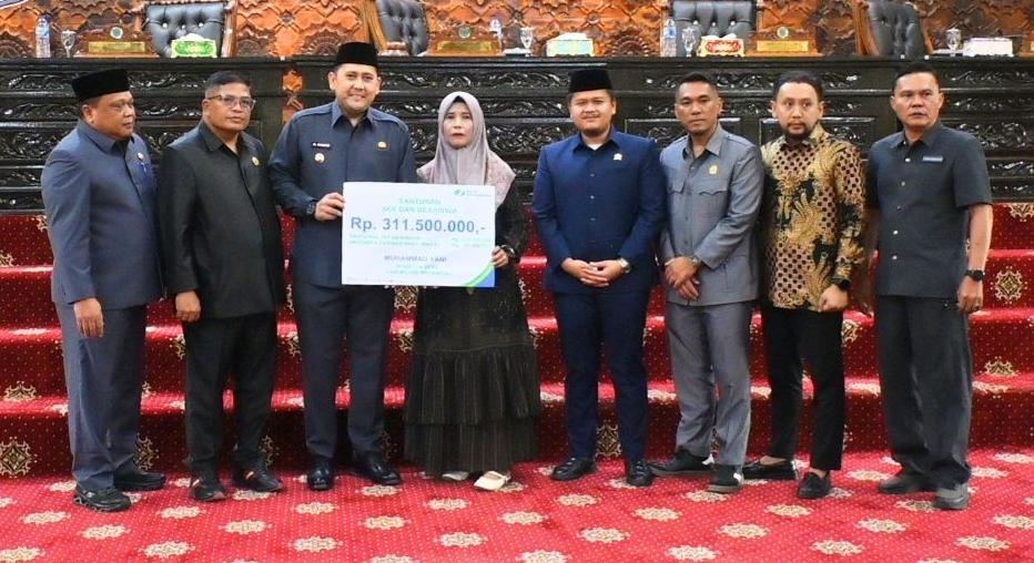 Suasana haru dan khidmat mewarnai rapat paripurna DPRD Merangin, Jumat (10/04/2026). Bupati Merangin, M. Syukur, bersama pimpinan dan anggota dewan menyaksikan langsung penyerahan santunan Jaminan Kecelakaan Kerja (JKK) dan beasiswa pendidikan kepada ahli waris almarhum M. Yani.