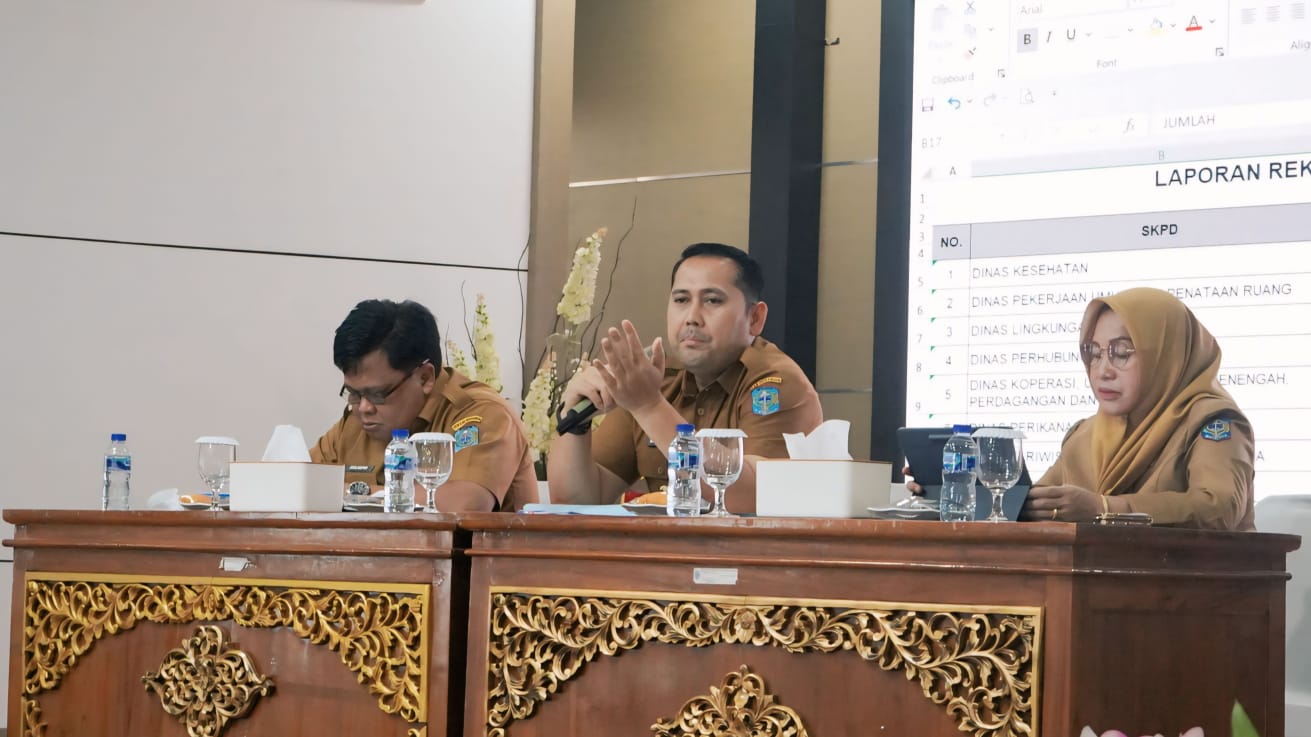 Bupati Merangin, M. Syukur, memimpin rapat evaluasi Pendapatan Asli Daerah (PAD) Triwulan I tahun 2026 di Aula Rumah Dinas Bupati, Senin (13/04/2026). Bupati Merangin, M. Syukur, memimpin rapat evaluasi Pendapatan Asli Daerah (PAD) Triwulan I tahun 2026 di Aula Rumah Dinas Bupati, Senin (13/04/2026).