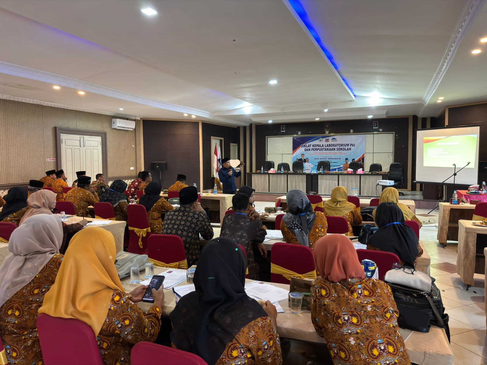 Usai resmi dilantik, Dewan Pimpinan Daerah (DPD) AGPAII Kabupaten Merangin di bawah kepemimpinan Akmal, S.Pd.I langsung tancap gas dengan menggelar Pendidikan dan Pelatihan (Diklat) Kepala Laboratorium PAI dan Perpustakaan Sekolah, Sabtu (18/4/2026).