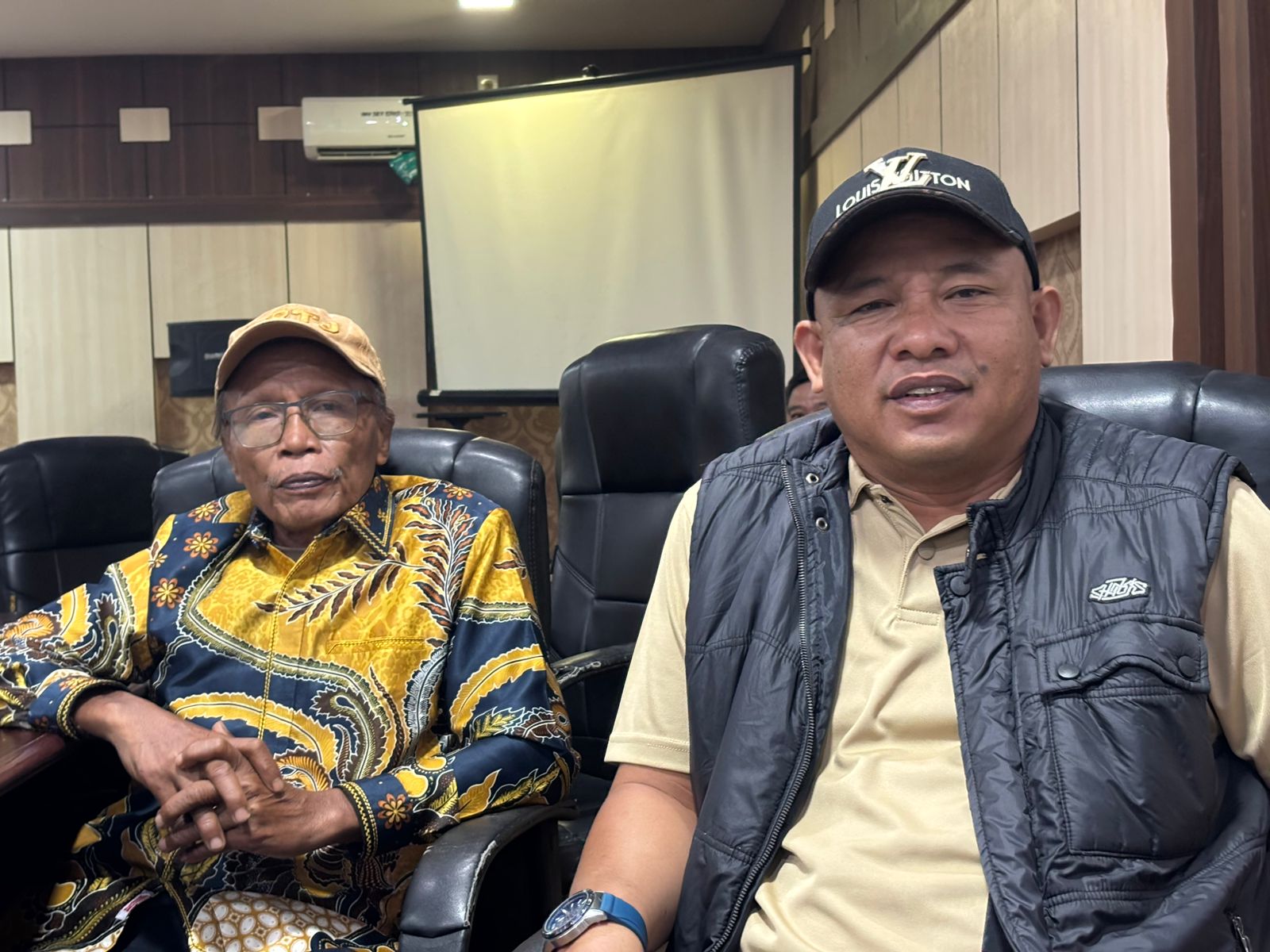 Ketua Komisi I DPRD Merangin, Taufiq, SE saat di bincangi awak media terkait persoalan gaji PPPK PW Guru di Merangin. foto: Edo