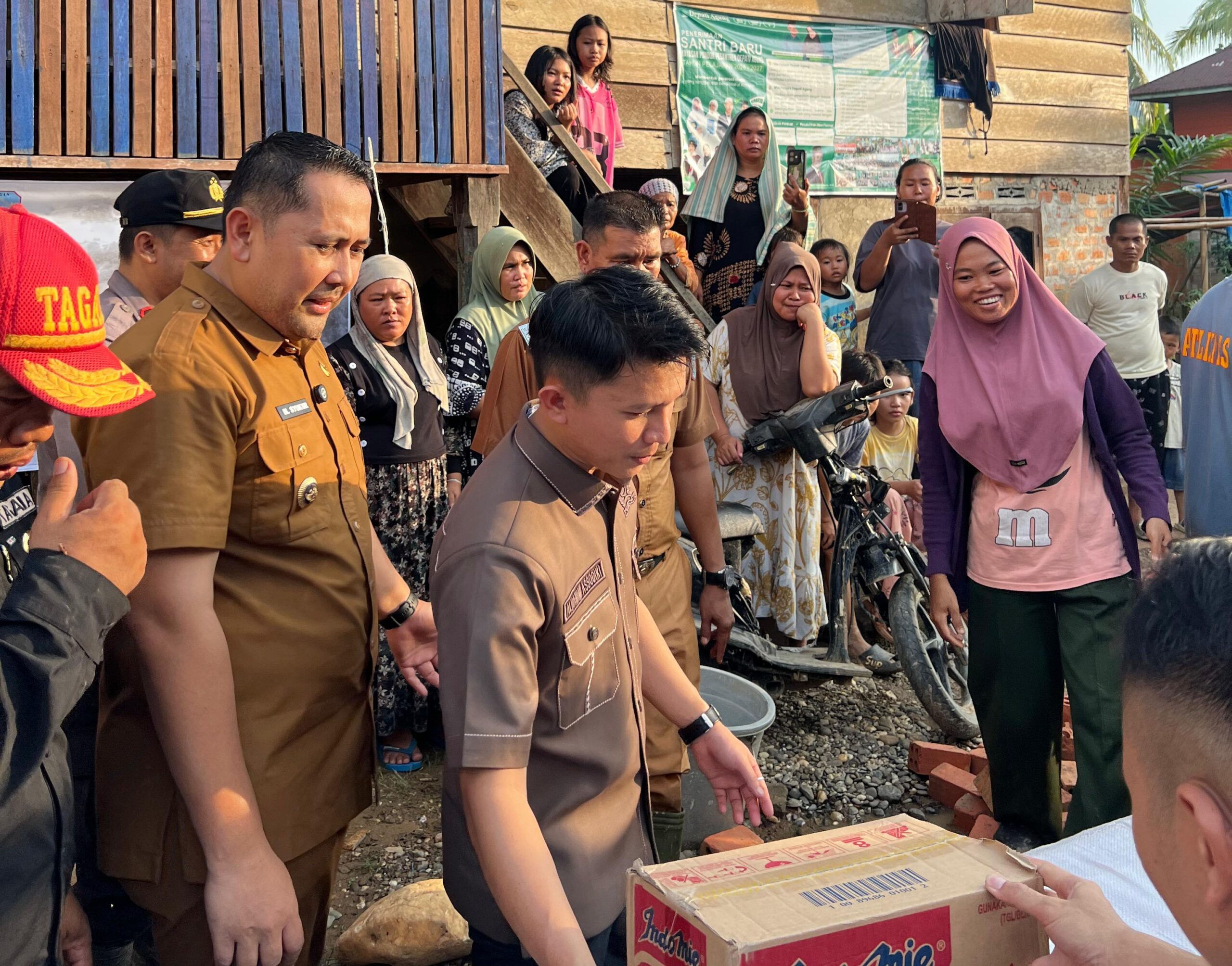 Ketua Komisi III DPRD Merangin Alhanim Assodicky saat serahkan bantuan sembako untuk korban bencana banji bersama bupati Merangin.