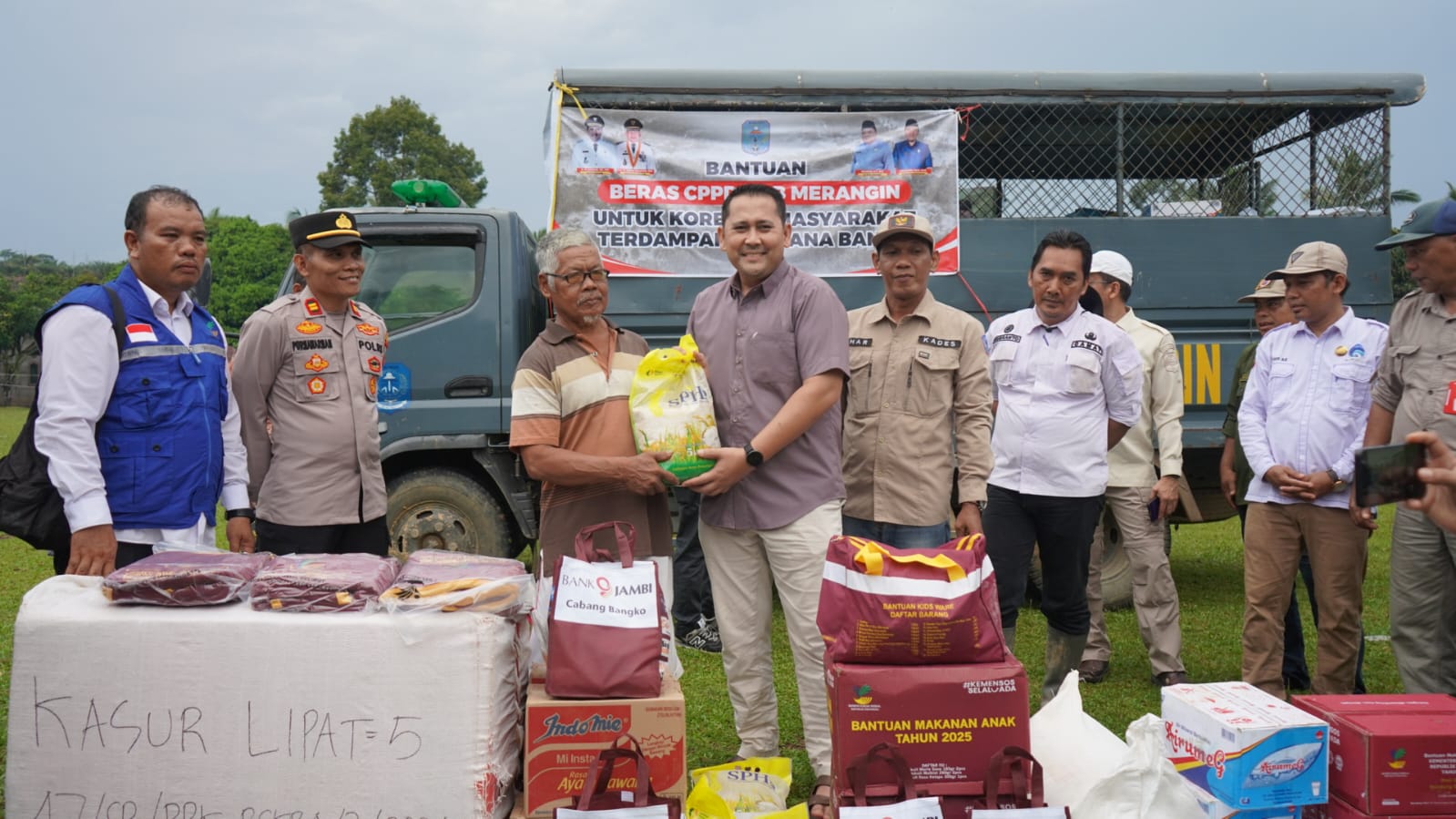 Bupati Merangin, M. Syukur kembali menunjukkan kepedulian terhadap warga terdampak banjir. Usai menyalurkan bantuan di Kecamatan Tiang Pumpung, orang nomor satu di Kabupaten Merangin itu melanjutkan kunjungan ke Desa Selango, Kecamatan Pamenang Selatan, Rabu (29/04/2026).