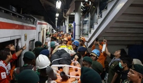 jumlah korban meninggal kecelakaan kereta bekasi bertambah jadi 15 orang