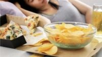 makanan penyebab insomnia yang sering dikonsumsi tanpa sadar, nomor 3 paling bahaya