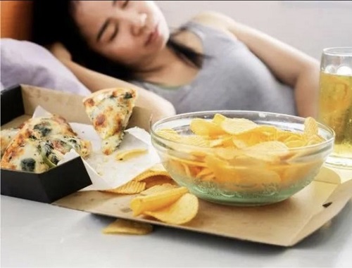makanan penyebab insomnia yang sering dikonsumsi tanpa sadar, nomor 3 paling bahaya