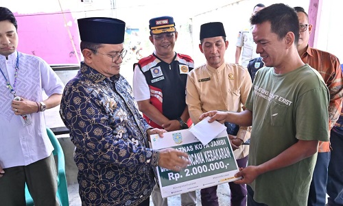 maulana tinjau korban kebakaran di kenali besar, serahkan bantuan dan imbau warga waspada