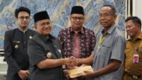 ringankan beban warga, wali kota jambi serahkan bantuan renovasi rumah pasca kebakaran