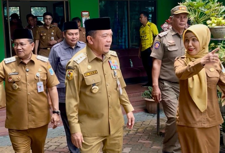 Gubernur Al Haris Tinjau Pelaksanaan Tes Kompetensi Akademik SMP di Kota Jambi, Tekankan Pemerataan Mutu Pendidikan Gubernur Al Haris Tinjau Pelaksanaan Tes Kompetensi Akademik SMP di Kota Jambi, Tekankan Pemerataan Mutu Pendidikan
