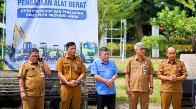 Dinas PUTR Jambi Laksanakan Kegiatan Peresmian dan Penyerahan Simbolis Pengadaan Alat Berat Tahun 2026