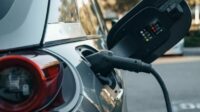Perbandingan Mobil Listrik vs Mobil Bensin – Mana Lebih Hemat, Praktis, dan Layak Dibeli 2026?