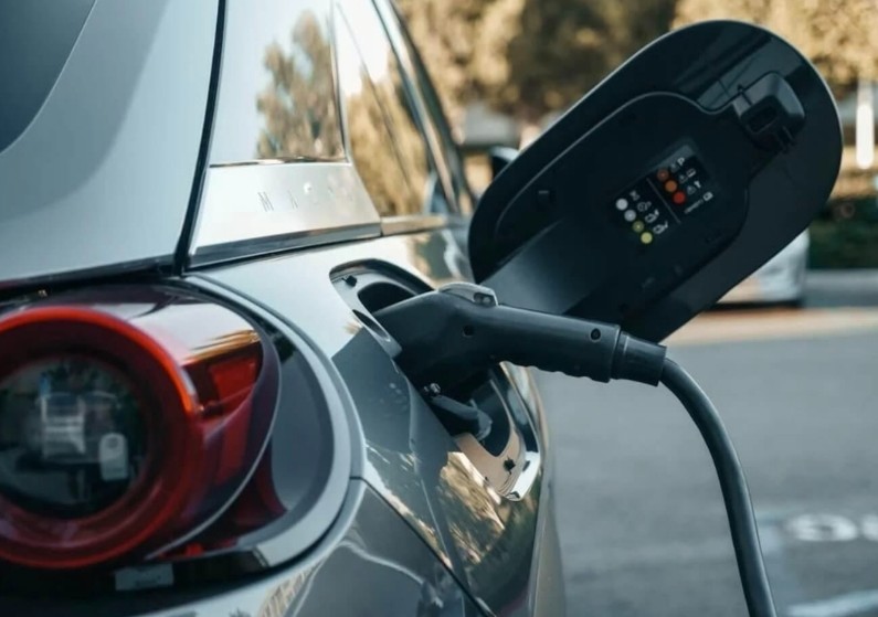 Perbandingan Mobil Listrik vs Mobil Bensin – Mana Lebih Hemat, Praktis, dan Layak Dibeli 2026?