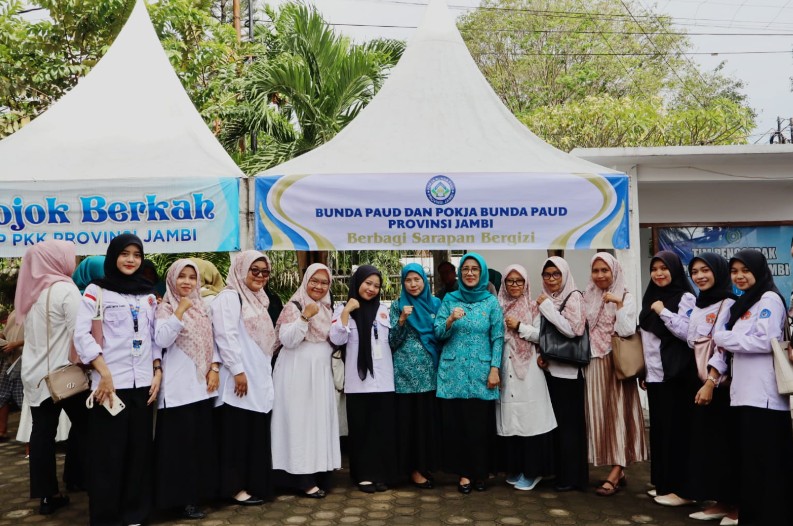 Rabu Berkah PKK Jambi, Bunda PAUD Bagikan Sarapan Bergizi untuk Warga