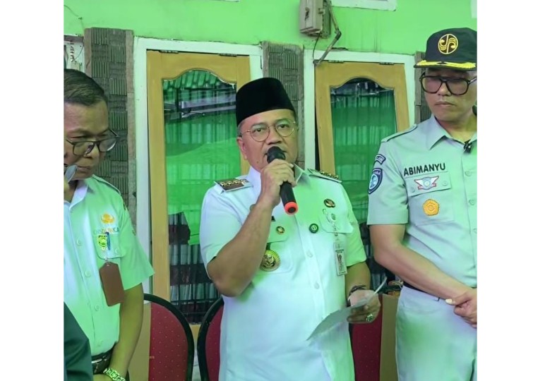 Walikota Jambi Maulana Serahkan Santunan untuk Mahasiswi Korban Musibah di Bekasi