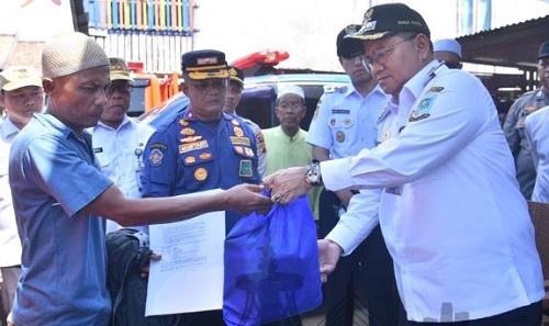 turun langsung ke lokasi kebakaran, pasangan maulana diza beri semangat dan bantuan untuk warga pelayangan