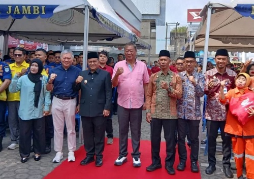 wali kota maulana apresiasi sinsen, 1.253 paket sembako dibagikan untuk petugas kebersihan kota jambi