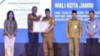 wali kota maulana terima penghargaan dari menkum ri